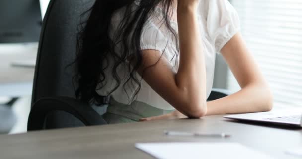 Hermosa Chica Hablando Teléfono Móvil Lugar Negocios Oficina — Vídeo de stock