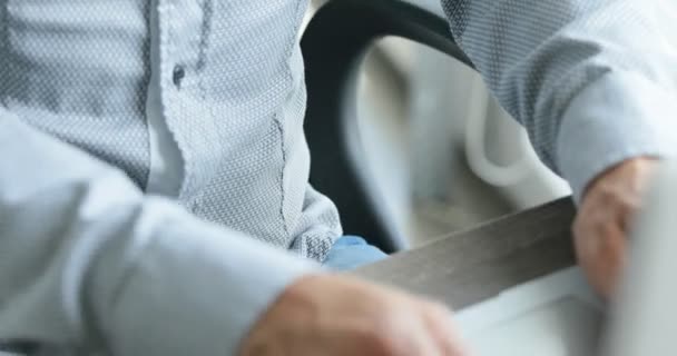 Businessman writing on his laptop 's keyboard — стоковое видео