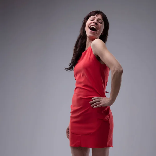 Mujer Feliz Vestido Rojo Pie Cantando Con Mano Cadera Gesto — Foto de Stock