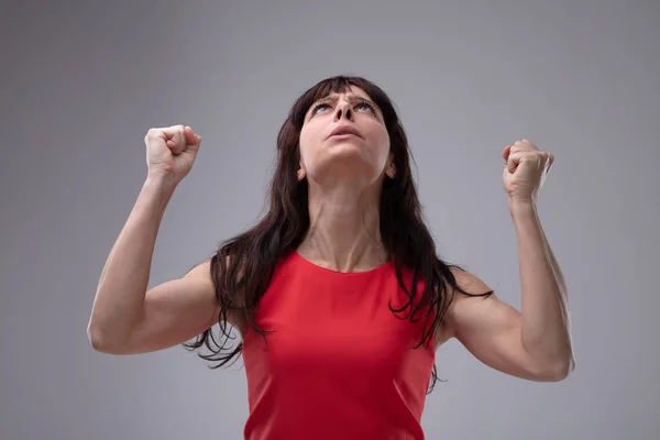 Boze Vrouw Balde Haar Vuisten Frustratie Opzoeken Lucht Met Een — Stockfoto