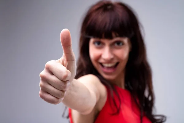 Motivada Jovem Mulher Dando Gesto Aprovação Sucesso Com Sorriso Radiante — Fotografia de Stock