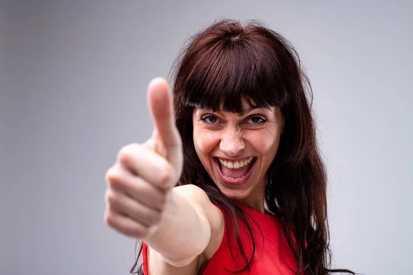 Feliz Entusiasta Atraente Mulher Cabelos Escuros Dando Gesto Sucesso Aprovação — Fotografia de Stock