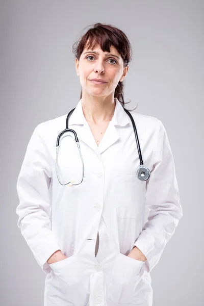 Médica Enfermeira Compassiva Com Estetoscópio Torno Seu Pescoço Com Mãos — Fotografia de Stock