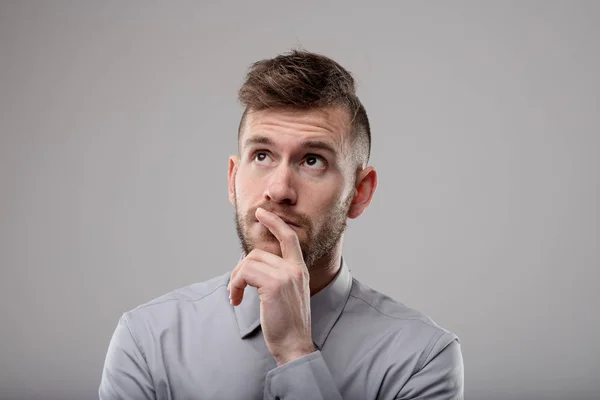 Nachdenklicher Geschäftsmann Mit Der Hand Kinn Wenn Über Ein Problem — Stockfoto