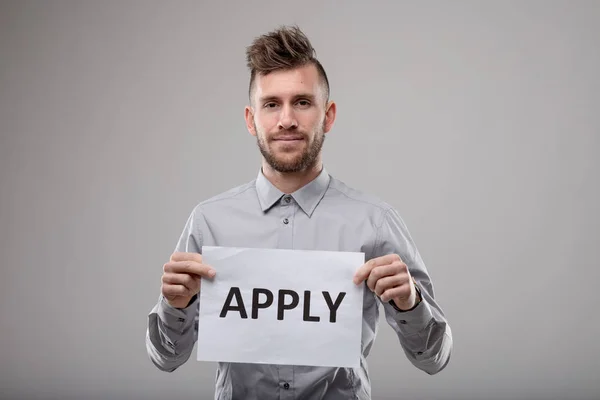 Joven Barbudo Sosteniendo Signo Mecanografiado Aplicar Concepto Empleo Carreras Registro — Foto de Stock