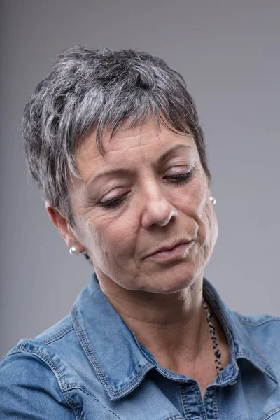 Mujer Mayor Pensativa Triste Deprimida Con Los Ojos Bajitos Una — Foto de Stock