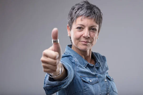 Sorrindo Mulher Meia Idade Dando Gesto Polegar Para Cima Aprovação — Fotografia de Stock