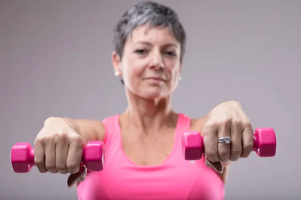 Mujer Mayor Haciendo Ejercicio Con Par Mancuernas Rosadas Coloridas Sosteniéndolas — Foto de Stock