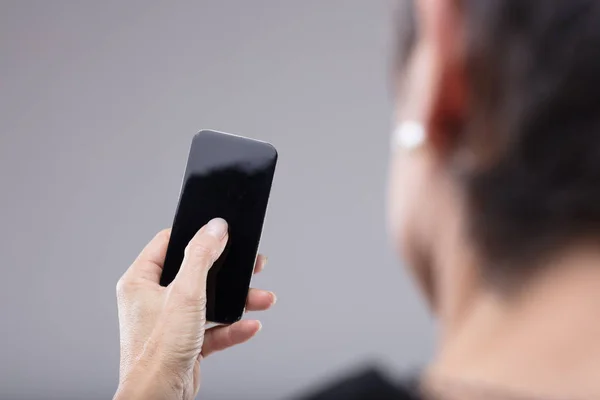 Mulher Segurando Telefone Celular Branco Sua Mão Uma Vista Sobre — Fotografia de Stock