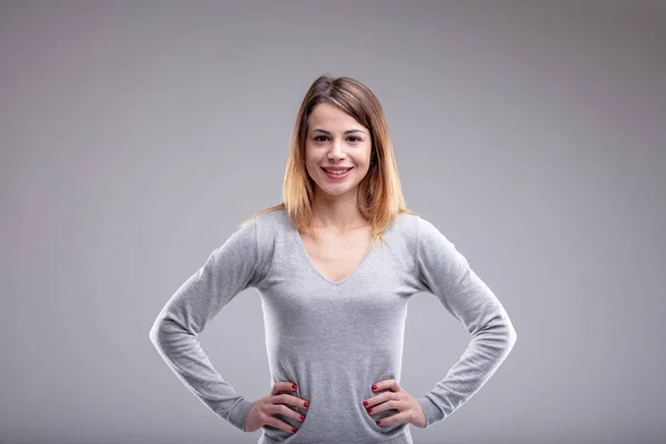 Mujer Sonriente Con Las Manos Las Caderas Usando Suéter Mientras — Foto de Stock