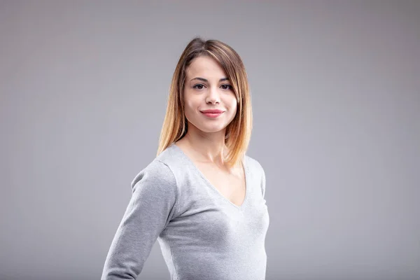 Een Lachende Jonge Vrouw Met Bruin Haar Het Dragen Van — Stockfoto