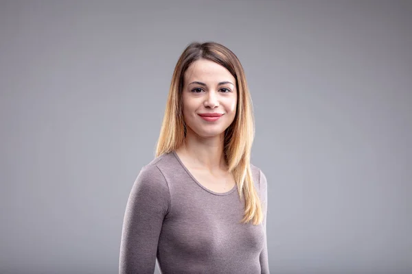 Mujer Joven Sonriente Con Cabello Castaño Largo Camisa Manga Larga — Foto de Stock