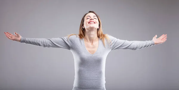 Mujer Feliz Sonriente Con Los Brazos Extendidos Pelo Castaño Ancho — Foto de Stock