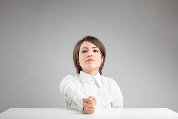 Beslutsam Ung Kvinna Med Knytnäve Bordlägga Som Stirrar Uppmärksamt Kameran — Stockfoto