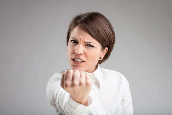 Wütende Frau Schüttelt Die Faust Die Kamera Und Knirscht Mit — Stockfoto