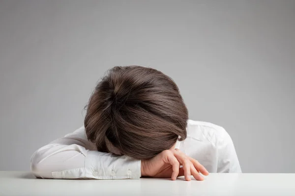 Trött Utmattad Sjuk Eller Deprimerad Kvinna Vilar Huvudet Armen Ett — Stockfoto