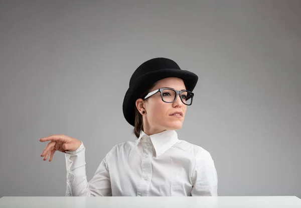 Elegante Diva Een Vintage Bowler Hoed Bril Gebaren Met Haar — Stockfoto