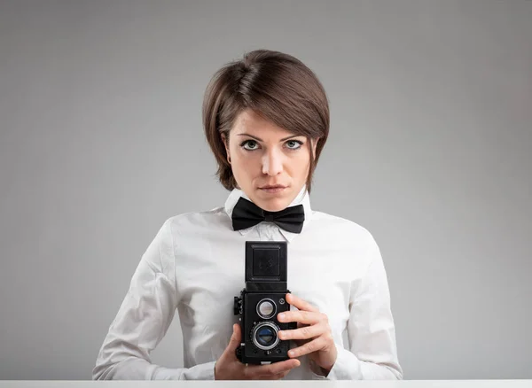 Fotógrafa Vintage Elegante Usando Laço Segurando Sua Câmera Seu Peito — Fotografia de Stock