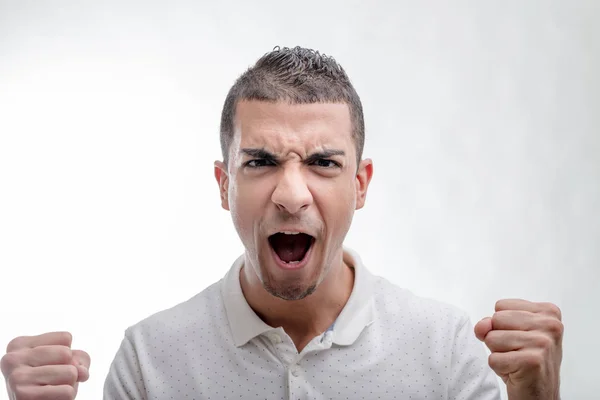 Homem Emocional Gritando Apertando Punhos Enquanto Ele Olha Para Câmera — Fotografia de Stock