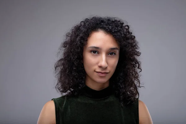 Aantrekkelijke Vrouw Met Lang Krullend Donker Haar Pensively Kijken Naar — Stockfoto