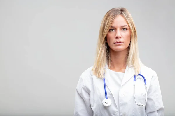 Doctora Enfermera Joven Intensa Seria Con Una Bata Blanca Laboratorio —  Fotos de Stock