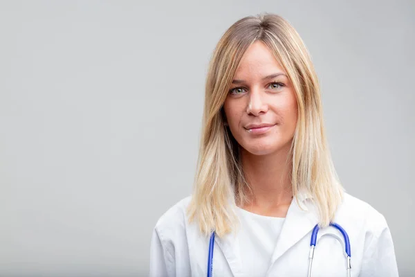 Attraktive Junge Krankenschwester Oder Ärztin Weißem Laborkittel Und Stethoskop Die — Stockfoto