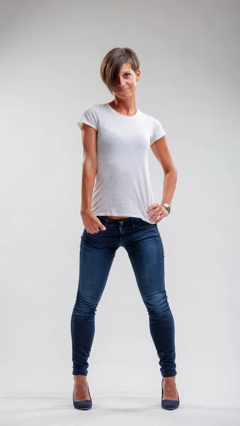 Sexy Donna Sorridente Jeans Blu Denim Shirt Piedi Con Mani — Foto Stock