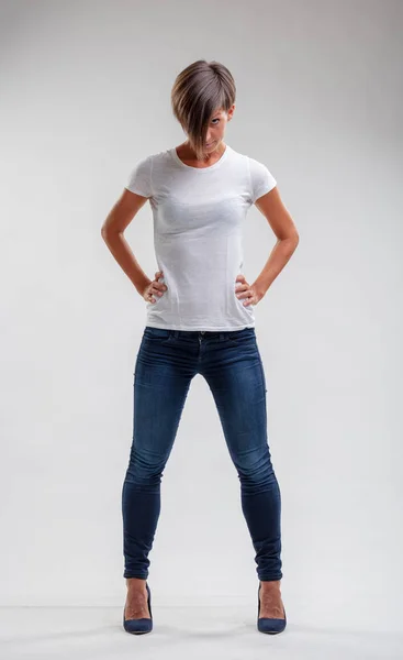 Donna Muscolosa Jeans Jeans Jeans Piedi Con Testa Bassa Frangia — Foto Stock