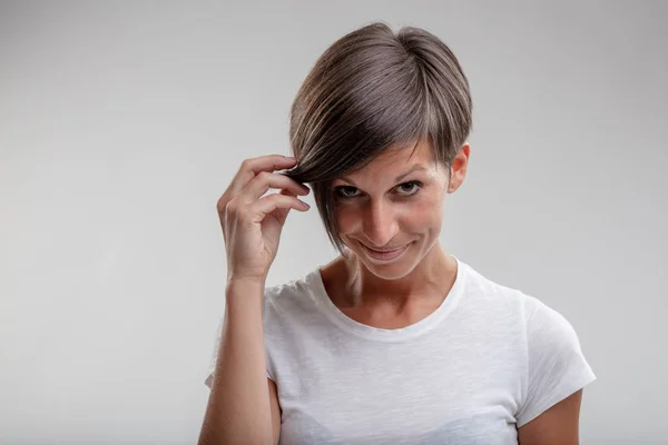 Mulher Madura Segurando Lado Seu Cabelo Sua Franja Seu Rosto — Fotografia de Stock