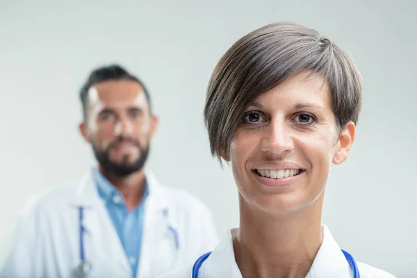 Studioaufnahme Porträt Einer Selbstbewussten Krankenschwester Oder Ärztin Die Lächelt Während — Stockfoto