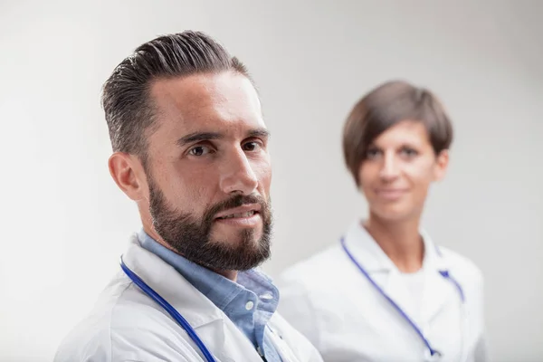 Estúdio Tiro Cabeça Ombros Retrato Médico Confiável Olhando Para Câmera — Fotografia de Stock