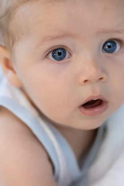 Pequeno Bebê Com Grandes Olhos Azuis Confiantes Retrato Recortado Perto — Fotografia de Stock