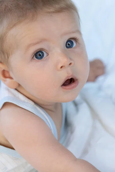 Anak Laki Laki Kecil Imut Bermata Biru Yang Tenang Menatap — Stok Foto