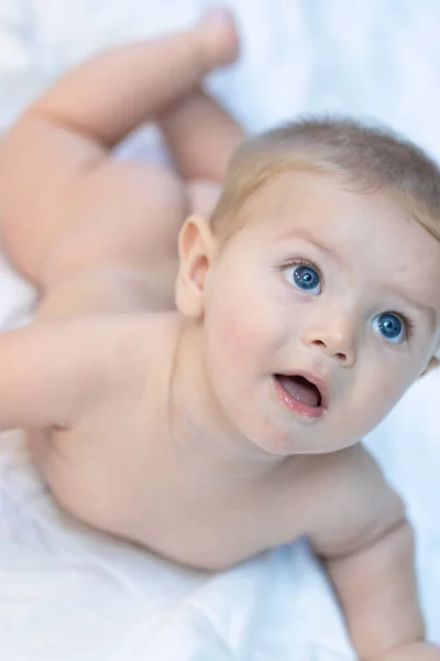 Pequeño Bebé Inocente Mirando Fijamente Algo Lado Con Grandes Ojos — Foto de Stock