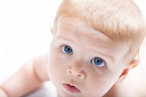 Adorable Bahía Bebé Recién Nacido Con Grandes Ojos Azules Mirando —  Fotos de Stock