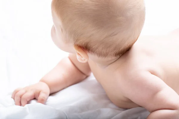 Bayi Laki Laki Kecil Berpaling Dari Kamera Saat Berbaring Tempat — Stok Foto