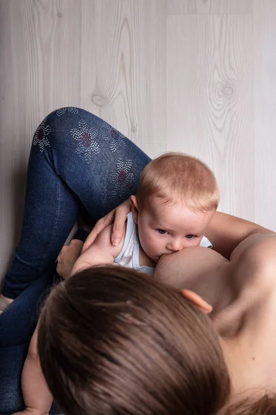 Jonge Blonde Baby Zuigen Haar Moeder Een Uitzicht Vanaf Top — Stockfoto