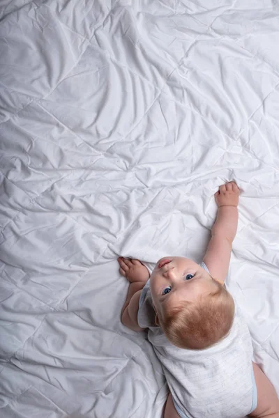 Bayi Laki Laki Lucu Yang Ingin Tahu Merangkak Tempat Tidur — Stok Foto