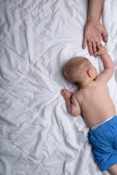 Anak Laki Laki Kecil Meraih Untuk Menyentuh Ayahnya Tangan Karena — Stok Foto