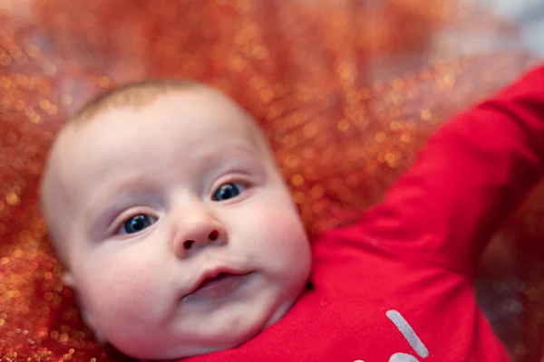 Gordinha Olhos Azuis Bebê Berço Natal Deitado Fundo Laranja Brilhante — Fotografia de Stock