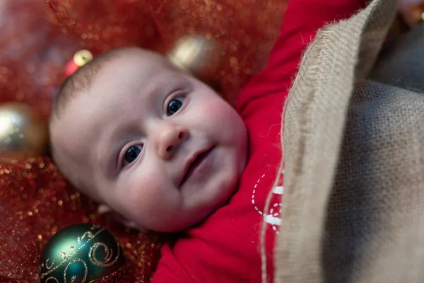 Boldog Kis Karácsony Baba Visel Egy Ünnepi Vörös Télapó Jelmezben — Stock Fotó