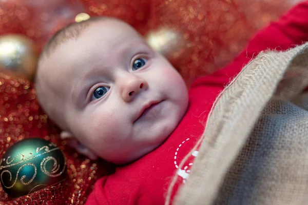 Aranyos Kis Újszülött Feküdt Egy Rácsos Kiságy Egy Piros Ünnepi — Stock Fotó
