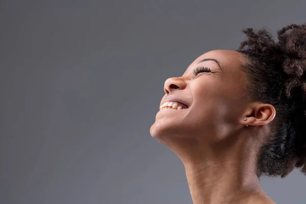 Feliz vivaz rindo jovem mulher africana — Fotografia de Stock