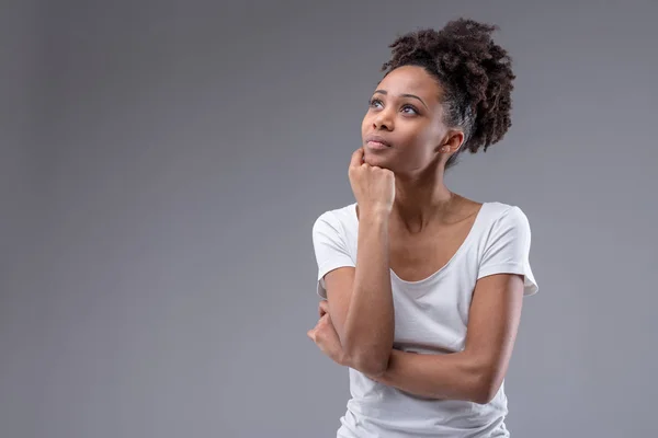 Muito pensativo jovem mulher africana — Fotografia de Stock