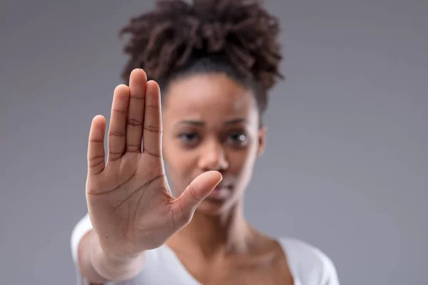 Attraktiv ung afrikansk kvinna som ger stopp gest — Stockfoto