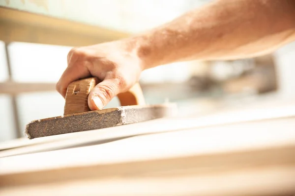 Person sanding wood plank to be completely smooth — Stock Photo, Image