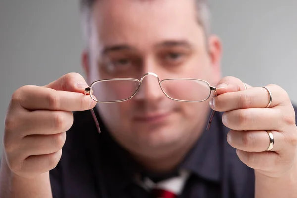 Uomo d'affari con un paio di occhiali — Foto Stock