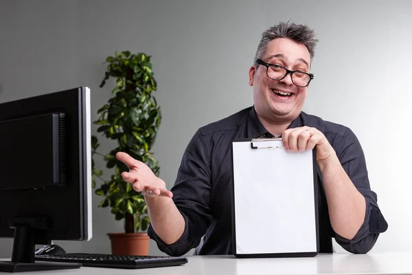 Rindo alegre empresário gesticulando — Fotografia de Stock