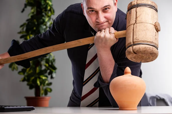 Uomo determinato in possesso di un grande maglio di legno — Foto Stock