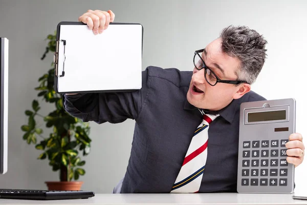 Overjoyed zakenman pronken met zijn financiën — Stockfoto